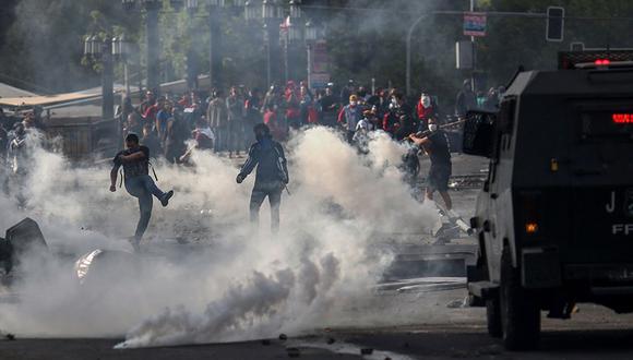 Miles de chilenos desafían a los militares durante las recientes manifestaciones contra el gobierno, por el alza del precio del metro, en Santiago. (Foto: AFP)