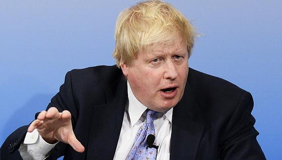 El primer ministro británico, Boris Johnson, hace gestos durante su visita al Centro Médico Tollgate en Becton, este de Londres. (Foto: AFP)