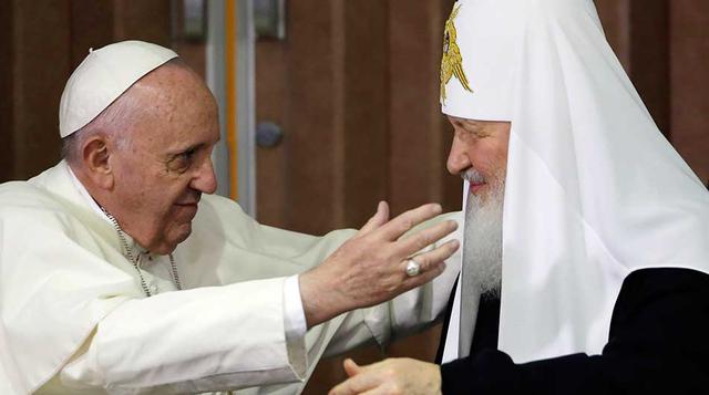 12 de febrero – El papa Francisco y el patriarca ortodozo ruso Kirill se reunieron en la sala presidencial del aeropuerto de La Habana, en Cuba. Es la primera reunión de ambos líderes religiosos desde el cisma de 1054. (Foto: AFP)