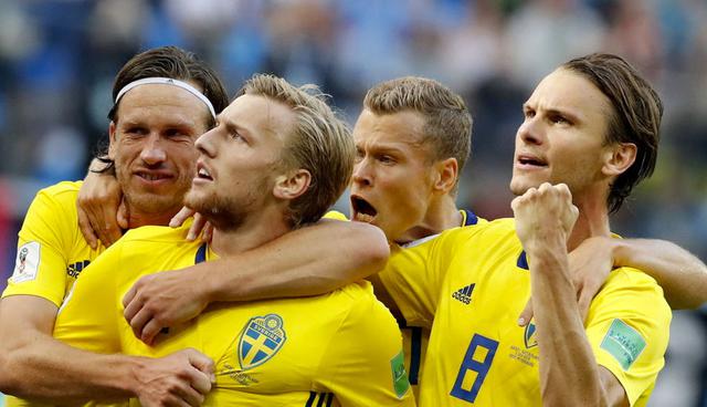 FOTO 11 | El árbitro marcó penal y le mostró la tarjeta roja al jugador suizo, pero después de revisar la jugada en el VAR decretó que la falta fue afuera del área, por lo que además dio marcha atrás con la expulsión. (Foto: FIFA)