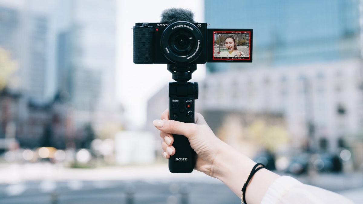 Atención tiktoker: la mejor cámara compacta par videoblogging es la Sony  VLOG ZV-1 y está de oferta con empuñadura por 784 euros