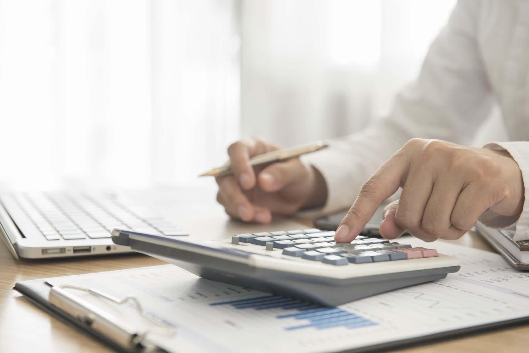 FOTO 4 | 4.      Forma de cálculo.
La base sobre la cual se aplica el porcentaje es la renta anual antes de efectuar el cálculo de los impuestos y, de ser el caso, después de compensar las pérdidas de los ejercicios anteriores. Una vez aplicado el porcentaje, la determinación del monto a distribuir se realiza en base a dos criterios:
50% en función a los días laborados por cada trabajador durante el año, se deberá dividir dicho monto entre la suma total de los días laborados por todos los trabajadores, y el resultado se multiplicará por el número de días laborados por cada trabajador.
50% en función de sus remuneraciones percibidas durante el año (básico, gratificaciones, asignación familiar), se dividirá dicho monto entre la suma total de las remuneraciones de todos los trabajadores y el resultado obtenido se multiplica por el total de las remuneraciones que corresponda a cada trabajador.