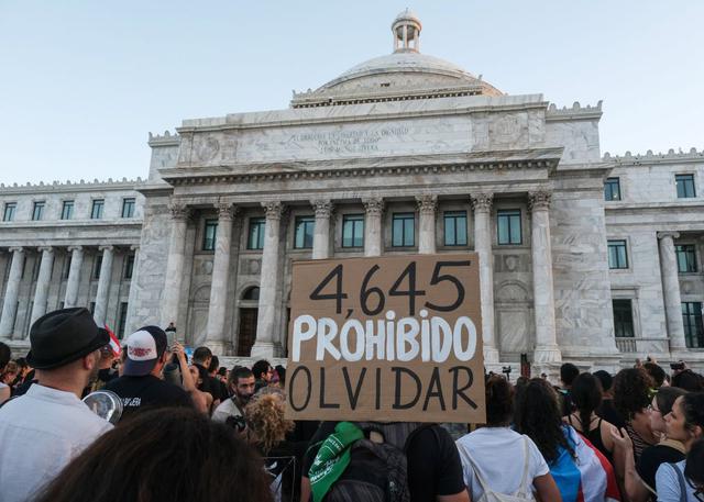 Cientos de manifestantes se manifestaron en el Capitolio, la sede del Legislativo, para exigir la dimisión de la gobernadora de Puerto Rico. (Reuters)