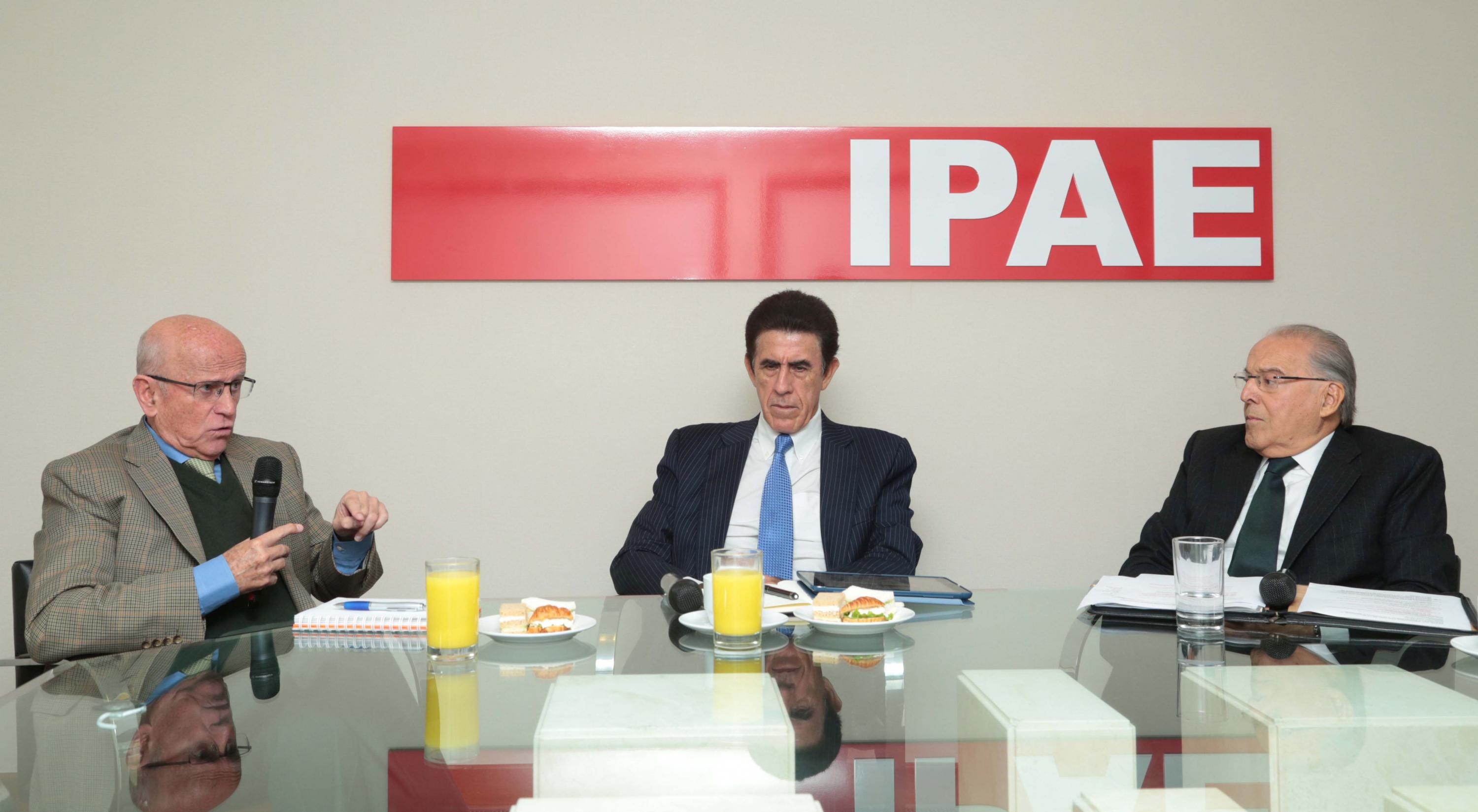Ramón Barúa, Gonzalo Galdós y Óscar Espinoza analizan el rol del sector privado en la educación. (Foto: Diana Chávez)