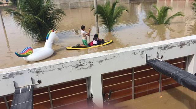 Pero no todas son malas noticias. En plena emergencia, apareció este ciudadano, quien decidió buscar víctimas atrapadas por el agua, y rescatarlas con su simpático unicornio. (Foto: Óscar Tuesta)