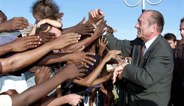 19 de mayo de 2001. Jacques Chirac se da la mano con ciudadanos a su llegada al aeropuerto de Pamandzi. (Foto: Reuters)