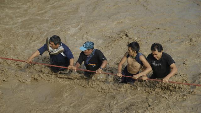 En diversos puntos de la ciudad, ciudadanos tienen que recurrir a técnicas de supervivencia para cruzar una calle. (Foto: AP)