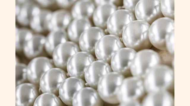 Existen perlas de agua dulce y de agua salada. Esta última es más cotizada, porque es más difícil de conseguir, es más redonda y más exclusiva. Las de agua dulce tienden a ser más deformes y su cuidado es menor, por lo que es más barato producirlas. (Foto