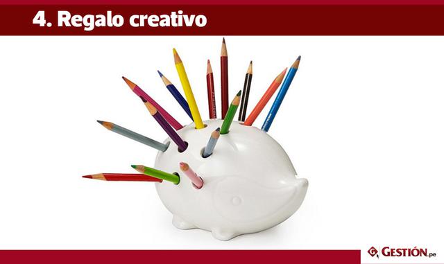 FOTO 6 | 4. Regalo creativo

Incluso los obsequios relacionados con el trabajo no tienen que ser aburridos. Inyecte una dosis de creatividad en su regalo buscando artículos de oficina que sean “únicos en su especie”, desde calendarios y envases para lapiceros hasta estuches para tarjetas de presentación y objetos para poner anotaciones. Básicamente son bolígrafos, sujetadores de notas y calendarios, pero sin duda ayudan a convertir los escritorios de monótonos a fabulosos.