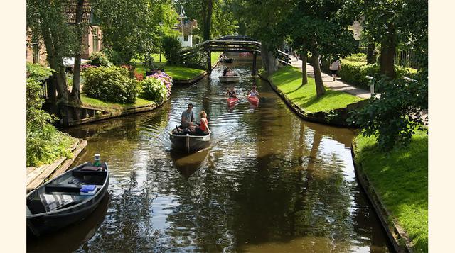 2. Giethoorn, Holanda. Europa esconde otra localidad de riachuelos y botes. Giethoorn es la ‘Venecia del norte’ y se ubica en Holanda. El acceso al pueblo norteño está reservado para los navegantes. Aunque sus 180 puentes permiten desplazarse a pie por la
