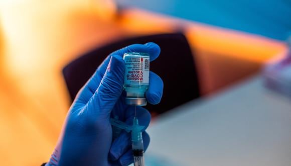 “Las vacunas contra el COVID-19 son muy eficaces en la reducción de riesgos derivados de complicaciones graves del contagio por COVID-19″, dijo Julia Hippisley-Cox, coautora del estudio. (Photo by Apu GOMES / AFP)