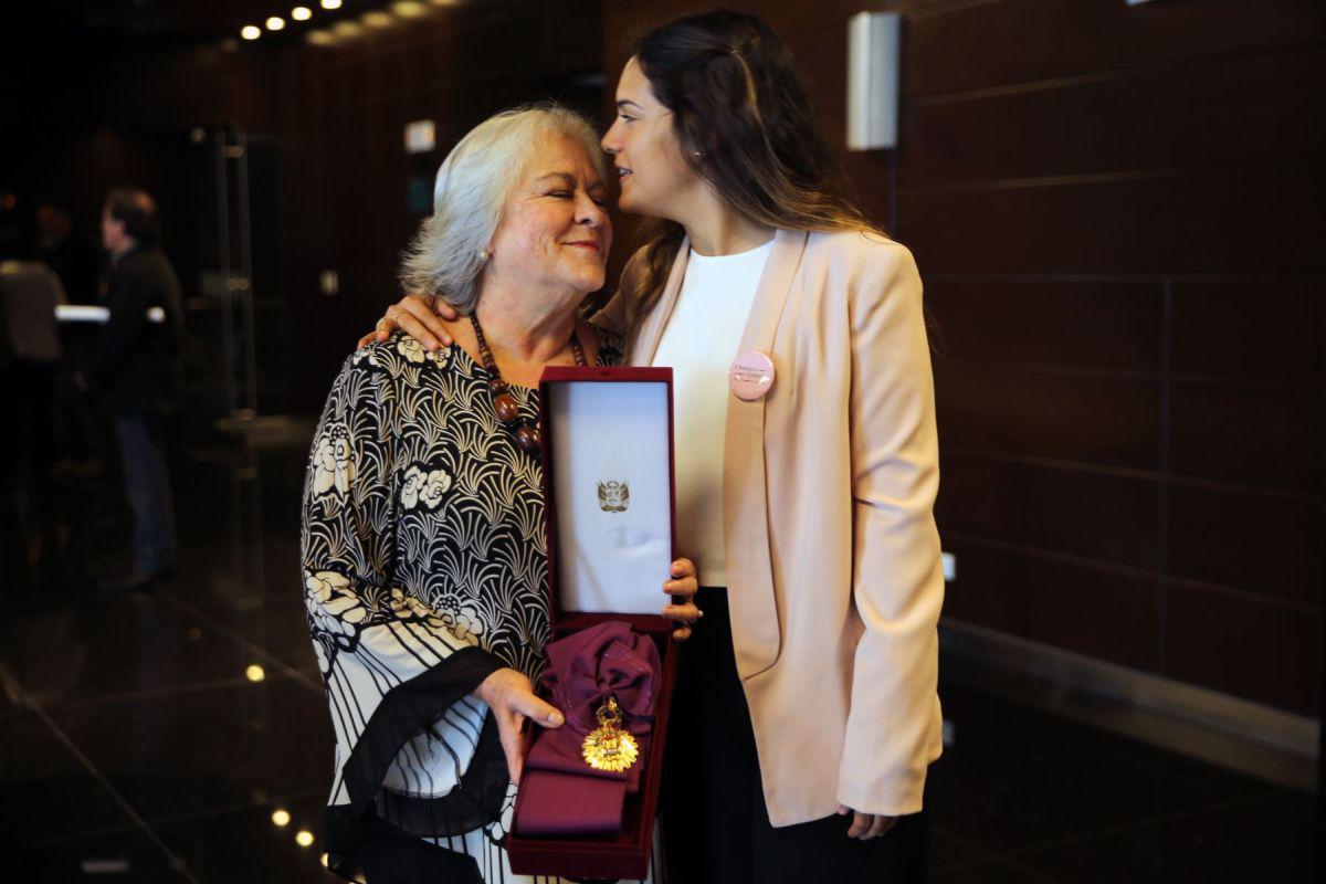Entrega de la Orden del Sol de manera póstuma a la cantante y compositora Chabuca Granda, en representación su hija Teresa Fuller Granda. (Foto: Andina)