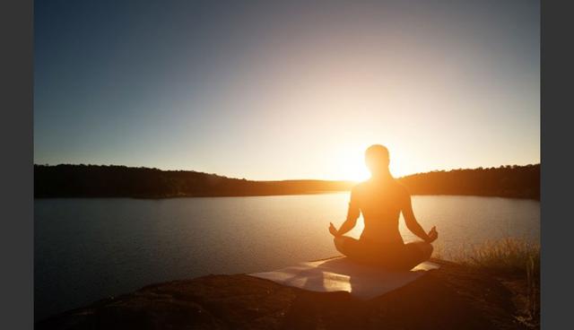 FOTO 4 | 4. Enfócate en los hábitos positivos
Incorpora hábitos positivos en tu rutina diaria y experimenta los beneficios de tener una mentalidad optimista. Algunos hábitos positivos que Achor dice que han probado ser efectivos incluyen: escribir tres cosas por las que agradecer cada día, meditar y prestar atención al movimiento de tu respiración y escribir en tu agenda una experiencia positiva. Achor dice que cuando aplicó este ejercicio en un grupo de empleados de KPMG, a los 21 días tenían mayor nivel de satisfacción laboral, efectividad y disminución de estrés. (Foto: Freepik)