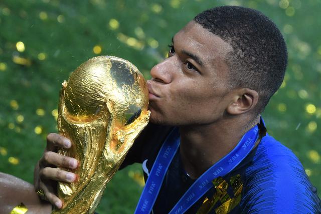 FOTO 3 | Kylian Mbappé puso el 4 - 1 a favor de su selección y fue nombrado "Mejor Jugador Joven del Mundial". Sus ingresos anuales suman 17.5 millones de euros, a sus 19 años. (Foto: AFP)