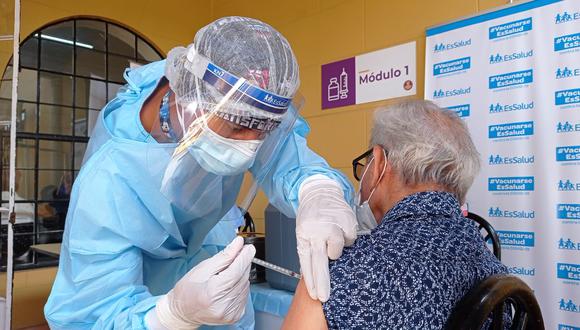El lunes 8 de marzo se inició la vacunación a médicos adultos mayores colegiados en la "Casa del Adulto Mayor" en Jesús María. (Foto: @CMP_PERU)