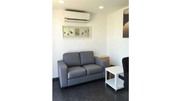 Ofrece una pequeña sala en la estancia con suelos elegantes de madera. También posee aire acondicionado para lograr un ambiente fresco en las noches de verano.