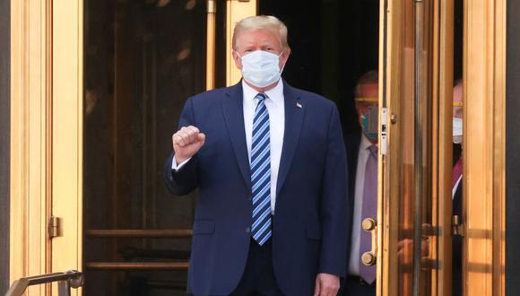 El presidente de los Estados Unidos, Donald Trump, cierra el puño al salir por las puertas del Centro Médico Militar Nacional Walter Reed después de un cuarto día de tratamiento por la enfermedad del coronavirus. (REUTERS/Jonathan Ernst).