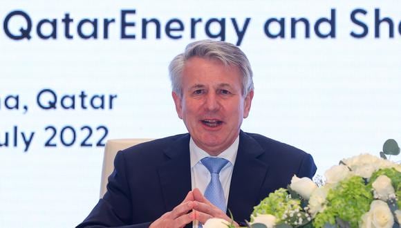 El CEO de Shell, Ben van Beurden, habla durante una ceremonia de firma en la sede de QatarEnergy en Doha, el 5 de julio de 2022. (Foto de KARIM JAAFAR / AFP)