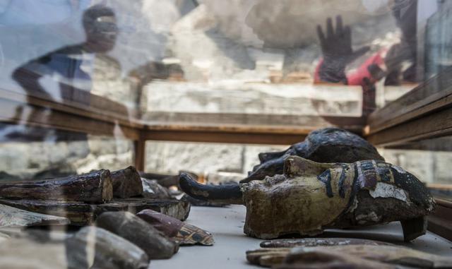 Foto 9 | De acuerdo a Sherine Ahmed Shawqi, una egiptóloga especialista en huesos, la mujer parecía haber muerto a los 50 años, mientras que las pruebas indicaron que padecía &quot;una enfermedad bacteriana en los huesos&quot;. (Foto: AFP)