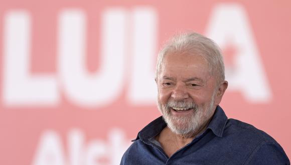 Todos los sondeos electorales publicados hasta la fecha prevén una victoria holgada de Lula en las elecciones, con un 45% de los apoyos, frente al 30% que obtendría Bolsonaro, que aspirará a renovar su mandato por otros cuatro años. (Foto: Douglas Magno / AFP).