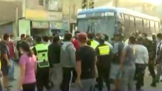 Manifestantes obligan a pasajeros a bajarse de buses y amenazan a conductores en Manchay 