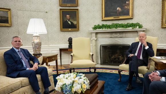 El presidente de Estados Unidos, Joe Biden, observa durante una reunión con el presidente de la Cámara de Representantes de los Estados Unidos, Kevin McCarthy, en la Oficina Oval de la Casa Blanca en Washington, DC, el 9 de mayo de 2023. (Foto de Brendan Smialowski / AFP)