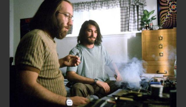 FOTO 4 | 4. Piratas de Silicon Valley (Pirates of Silicon Valley)

Esta producción se hizo originalmente para la televisión en 1999, pero ahora está disponible en Netflix. En años anteriores esta cinta ha sido la inspiración para toda una generación de personas que querían fundar sus propios negocios.

En ella se muestra la gran rivalidad de dos grandes emprendedores informáticos del siglo XX: Bill Gates y Steve Jobs. (Foto: IMDB)