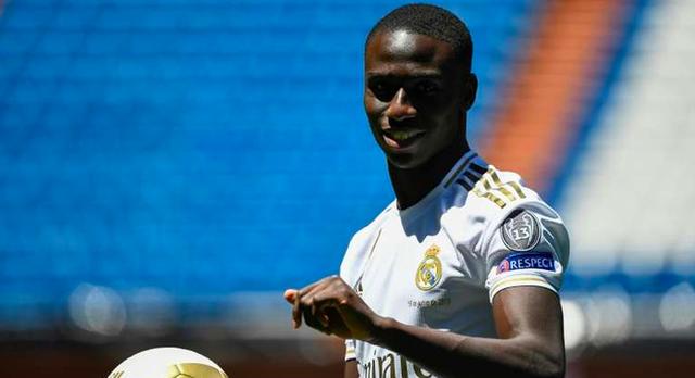 Foto 6 |
- Ferland Mendy -
Del Lyon al Real Madrid (US$ 53 millones). El joven de Yvelines ha pasado en dos años del Le Havre al Real Madrid, con una escala decisiva en el Lyon. Con solo 24 años tiene todo para convertirse en el sucesor del brasileño Marcelo (31) en el puesto de lateral izquierdo. (Foto: AFP)