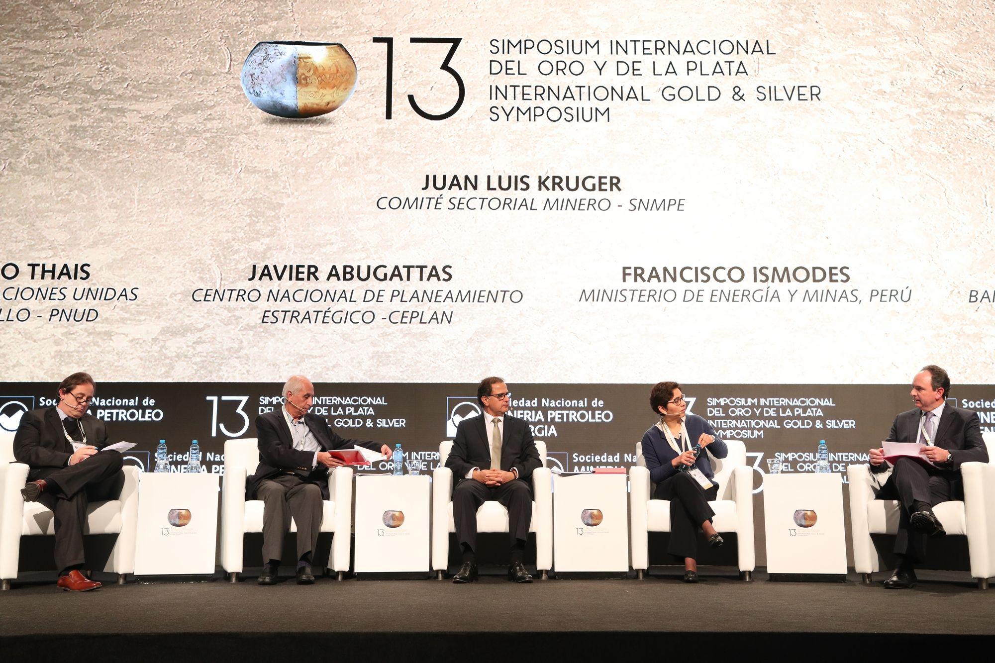 Ministro de Energía y Minas, Francisco Ísmodes,  en el “Simposium del Oro y la Plata” .