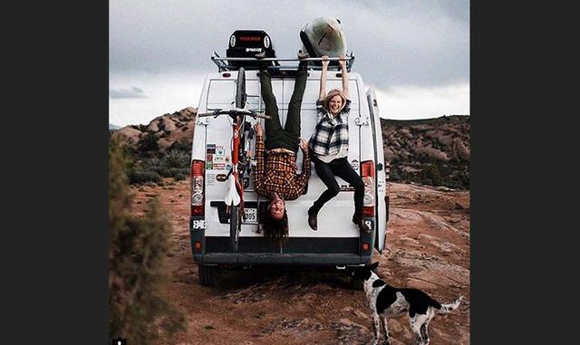 Corey y Emily no están solos, más de un millón de fotografías en Instagram recibieron el hashtag #vanlife y gran cantidad de perfiles semejantes, como ProjectVanlife, Vanlife Diaries, Homesweelvan y Van Dreams, tienen cientos de miles de seguidores.