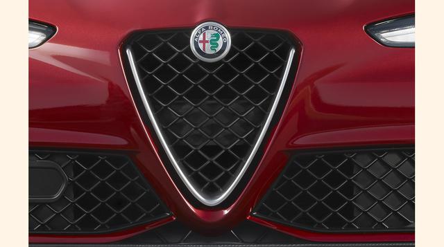 El Giulia tiene una presencia imponente gracias a su profundo capó rematado con el logotipo actualizado de la marca y su característico trilobulado frontal. (Foto: Alfa Romeo)