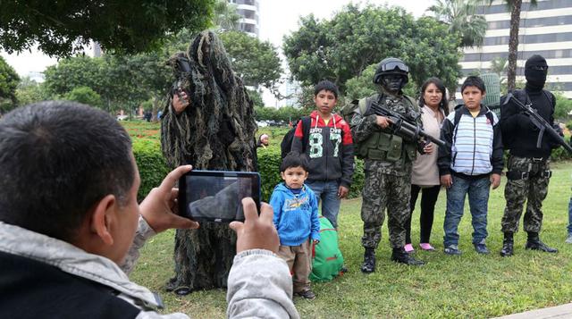 Las familias asistentes pudieron tomarse fotografías con los miembros de las Fuerzas Armadas. (Foto: ANDINA)