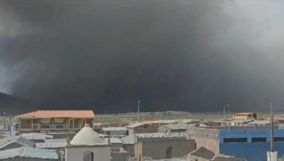 Nube negra debido a cenizas expulsadas por el volcán Ubinas en Moquegua que llegan hasta el distrito arequipeño San Juan de Tarucani. (Captura: RPP)