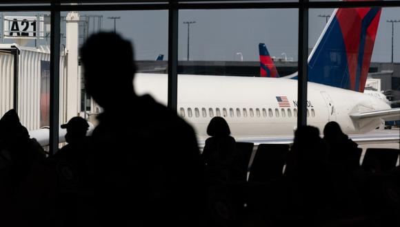 Delta adoptó este tipo de embarque para “minimizar el contacto entre pasajeros”, según su sitio web, aunque la aerolínea solo aborda a 10 pasajeros a la vez. (Foto: Bloomberg)