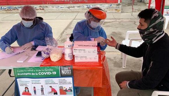De acuerdo con el Minsa, la Dirección de Redes Integradas de Salud (Diris) Lima Sur informó que se tomaron 400 pruebas de descarte en el Complejo Deportivo Siglo XXI, de los cuales 132 resultaron positivos. (Foto: Minsa)