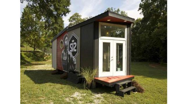 SERENA TINY HOUSE. Esta casa con un estilo contemporáneo está a la venta a través Tiny House Listings. Cuenta un espacio bastante razonables, además de una cocina y bañera.