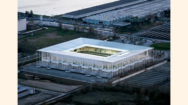 Estadio de Burdeos (Burdeos) Capacidad: 42,000 plazas. Entregado en la primavera boreal pasada después de 26 meses de trabajos, este nuevo estadio alberga los partidos del Girondins de Burdeos. Durante los seis primeros meses de uso, hubo incidentes que e