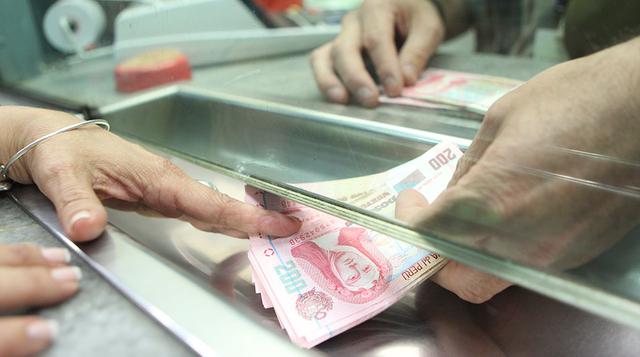 8.- Plantean que las personas naturales puedan tener una mayor deducción a la hora de pagar su Impuesto a la Renta. Actualmente, solo descuentan 7 UIT, pero se podría descontar hasta 14 UIT cuando se presenten facturas de salud, seguros y educación.