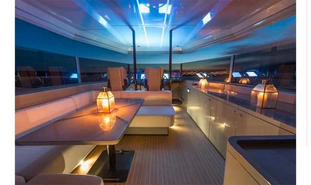 Un buen ejemplo está en el salón, donde los ventanales se pueden subir y bajar para crear un espacio abierto con el fin de que los invitados continúen experimentando las sensaciones de estar en armonía con el paisaje. Pero, ni siquiera el frío o la lluvia