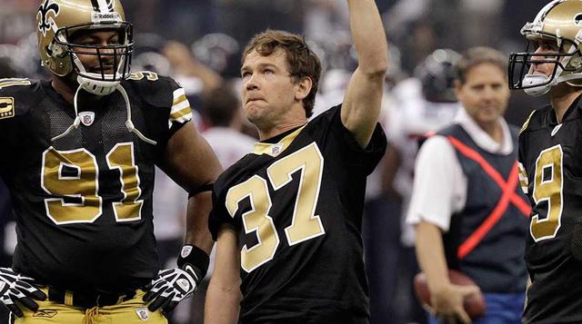 Gleason. El fútbol americano tiene sus propios héroes, uno de ellos es Steve Gleason. A sus 34 años fue diagnosticado con Esclerosis lateral amiotrófica, además de un máximo de cinco años de vida. Gleason decidió vivir por su pequeño hijo, su esposa, y lo
