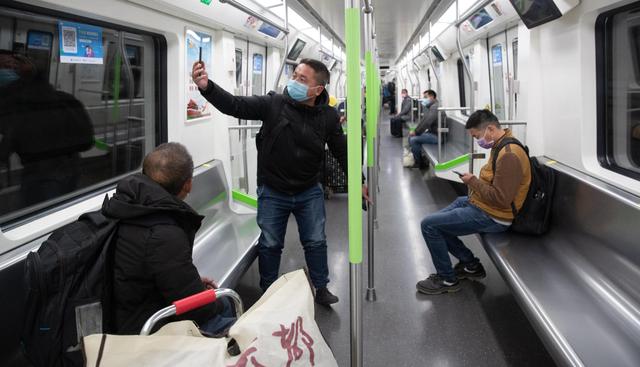 Este sábado, los trenes comenzaron a llegar a Wuhan y los viajeros que aspiren a apearse en el epicentro de la catástrofe deberán contar con una serie de documentos acreditativos de su buena salud. (EFE).