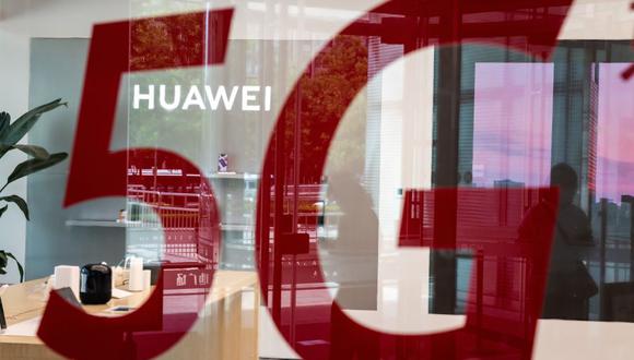 En esta foto de archivo tomada el 25 de mayo de 2020, la tienda del gigante chino de telecomunicaciones Huawei en Beijing. (Foto: NICOLAS ASFOURI / AFP).