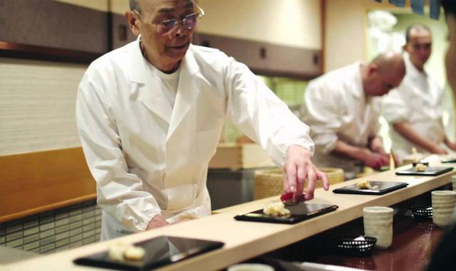FOTO 1 | 1. Jiro Dreams of Sushi .Este documental de 2011 se enfoca en Jiro One, dueño de un modesto local de sushi en una estación de metro en Tokio. Lo que hace interesante la historia de Jiro, que tenía 85 años cuando se estrenó el documental, es que pasó toda su vida intentando convertirse en el mejor chef de sushi del mundo. ¿Lo consiguió? Digamos que su restaurante tiene 3 estrellas Michelin y sus clientes están dispuestos a pagar $300 dólares por plato.
Con lo que te quedas: Este documental muestra cómo los dueños más exitosos sienten una pasión tan desmesurada por su negocio que en ocasiones cruza la línea de la obsesión y como están dispuestos a compartir su conocimiento con las próximas generaciones.