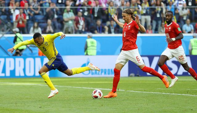 FOTO 10 | Suecia 1-0 Suiza. Un veloz contraataque de Suecia, que vencía 1-0 a Suiza cerca del final del partido, terminó con Martin Olsson derribado por Michael Lang cuando escapaba hacia la portería. (Foto: FIFA)