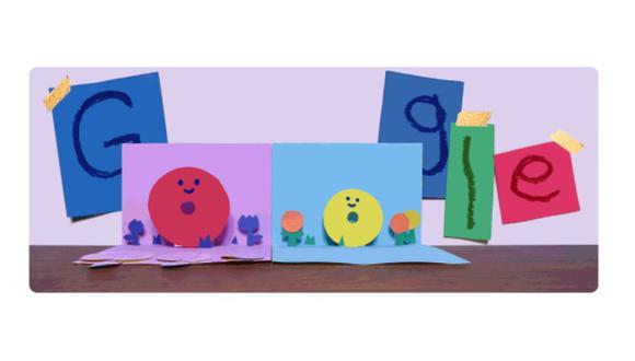 En la animación se observa un fondo de colores con las letras de Google en cartulinas. Tras unos segundo se despliegan un par de tarjetas donde se aprecian dos letras ‘o’ que representan a mamá y a un hijo rodeados de corazones. (Captura / Google)