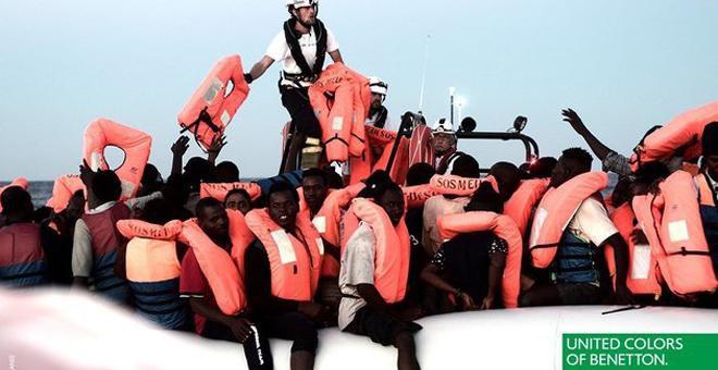 La campaña publicitaria de Benetton con imágenes de los migrantes del Aquarius.