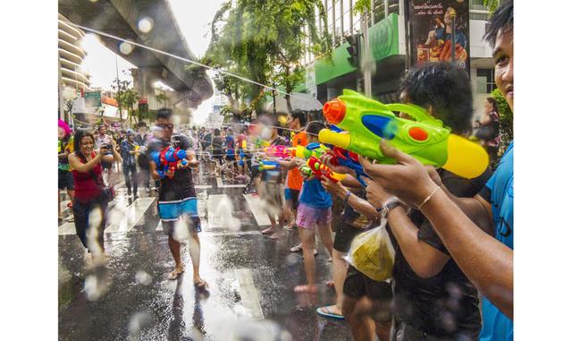 FOTO 10 | La batalla de Bangkok. El Songkran o Año Nuevo tailandés se celebra del 13 al 15 de abril (este fin de semana) con procesiones budistas y batallas de agua en diversas calles de Bangkok y otras ciudades del país. Durante tres días, niños y adulto