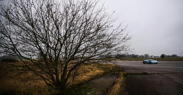FOTO 7 | Un automóvil Regera de la compañía Koenigsegg circula en el antiguo aeropuerto de Angelholm, en el sur de Suecia, el 26 de noviembre de 2019. (Foto: AFP)