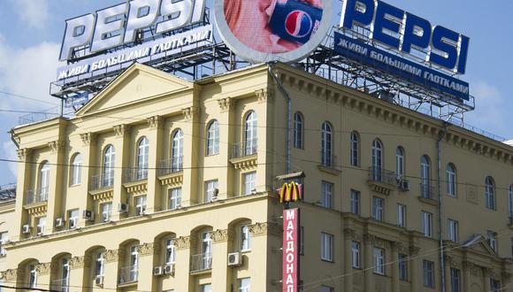 Coca-Cola Co y PepsiCo Inc suspendieron la venta de refrescos en Rusia a principios de marzo, uniéndose a las numerosas marcas de consumo occidentales que han reducido sus operaciones en el país en oposición a las acciones de Moscú en Ucrania. (Photo by AFP)