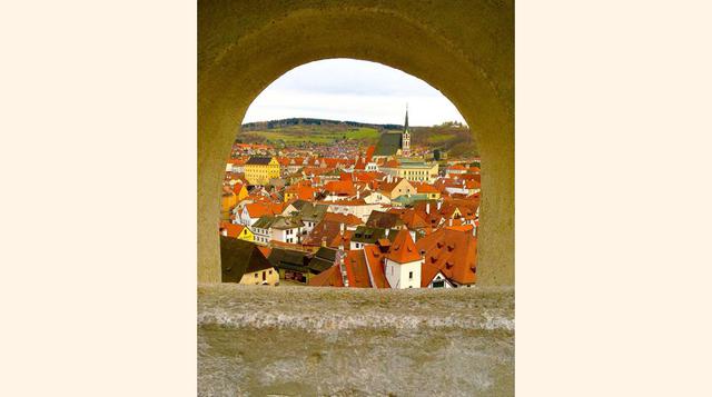 Segundo lugar en la categoría anímate a explorar: Archway to Cesky Krumlov de Alexia Saigh. Edad: 14.(foto: 2016 National Geographic International Photography Contest for Kids).